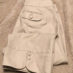 Capris (buttons buttons)